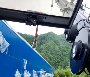 정선 고한초등학교 판넬 설치 현장 – 고한크레인이 함께한 리모델링 작업